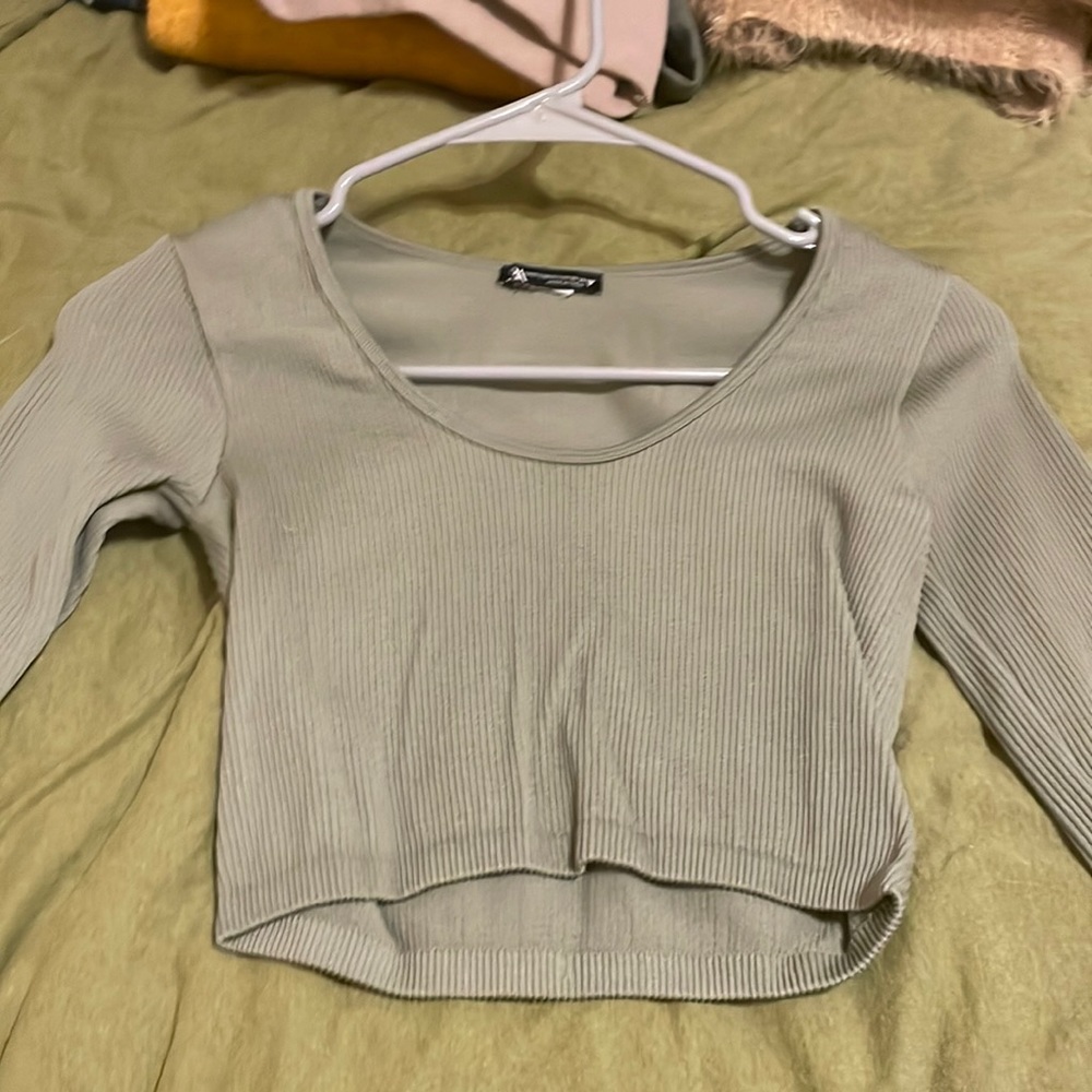 3/4 sleeve. Cropped and ribbed shirt.